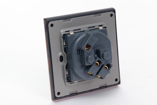 Ổ Cắm Điện Chống Giật Âm Tường Chuẩn Đức TK-F88-27