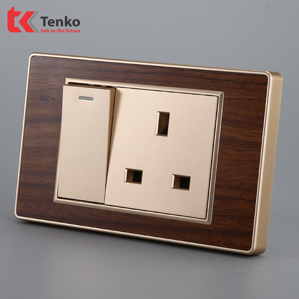 Bộ Công Tắc-Ổ Cắm Chuẩn Anh Âm Tường Vân Gỗ Viền Vàng Tenko TK-C6-053A
