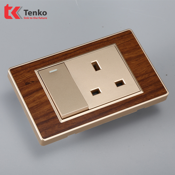 Bộ Công Tắc-Ổ Cắm Chuẩn Anh Âm Tường Vân Gỗ Viền Vàng Tenko TK-C6-053A