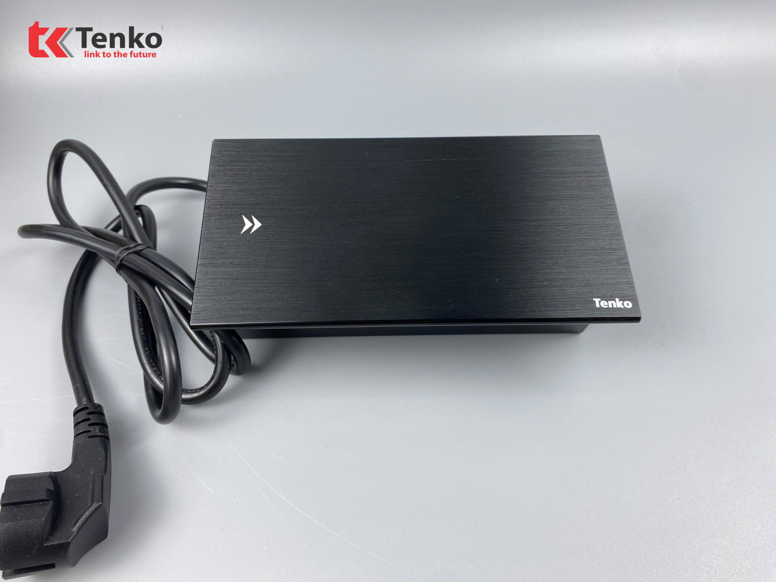 Hộp ổ điện âm bàn Tenko TK-BT03 nắp trượt màu đen cao cấp