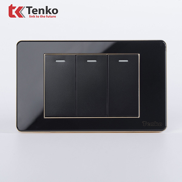 Công Tắc 3 Nút Âm Tường Cao Cấp 1 Chiều và 2 Chiều Mặt Nhựa Đen Viền Vàng TENKO TK-C26-03