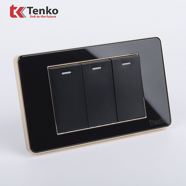 Công Tắc 3 Nút Âm Tường Cao Cấp 1 Chiều và 2 Chiều Mặt Nhựa Đen Viền Vàng TENKO TK-C26-03