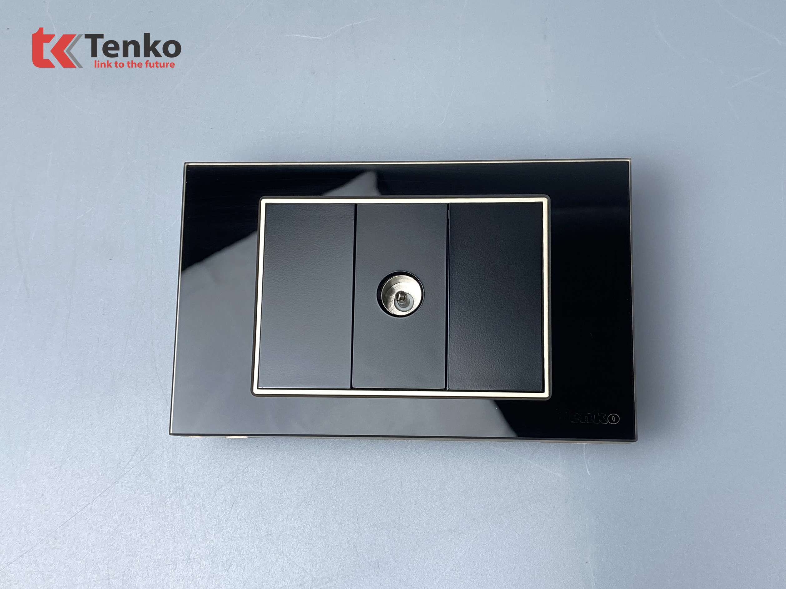 Ổ Cắm TV Âm tường Mặt Kính Cường Lực TENKO TK-C18-071 Đen Viền Vàng